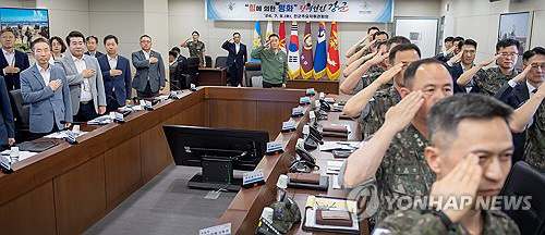 신원식 국방부 장관이 9일 서울 용산구 국방부에서 열린 2024년 전반기 전군주요지휘관회의에서 국기에 경례하고 있다. 연합뉴스